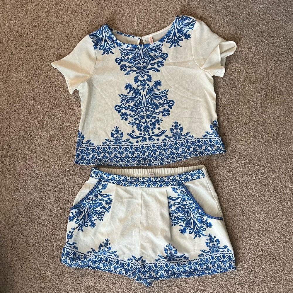 White t shirt and shorts matching set size large